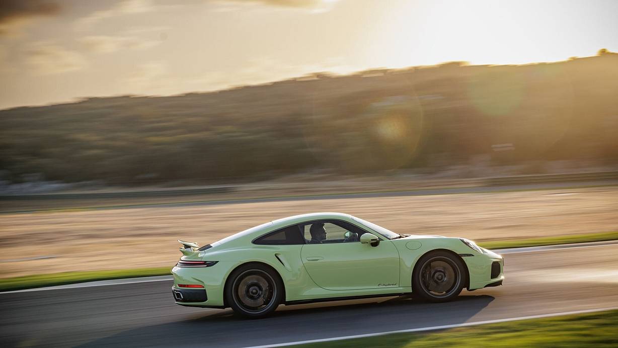 Von 0 auf 100 km/h in nur 2,5 Sekunden: Porsche präsentiert mit dem neuen 911 Turbo S das bislang stärkste Serienmodell der Baureihe. | © Daniel Wollstein/Porsche/dpa-tmn