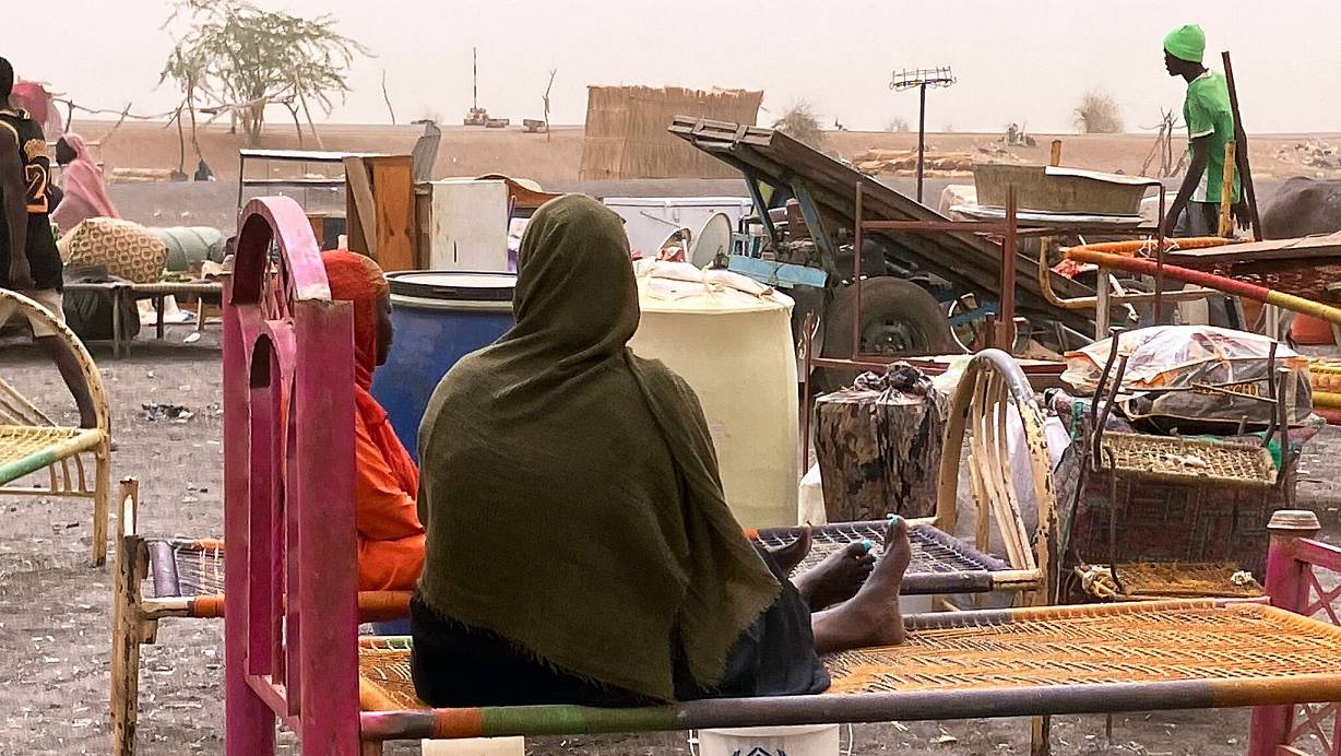 Geflüchtete Frauen aus dem dem Sudan mit ihrer Habe. Der Machtkampf im Sudan, der seit Mitte April 2023 andauert, hat die nach UN-Angaben weltweit größte Flüchtlingskrise mit mehr als zwölf Millionen Geflüchteten ausgelöst. | © Eva-Maria Krafczyk/dpa