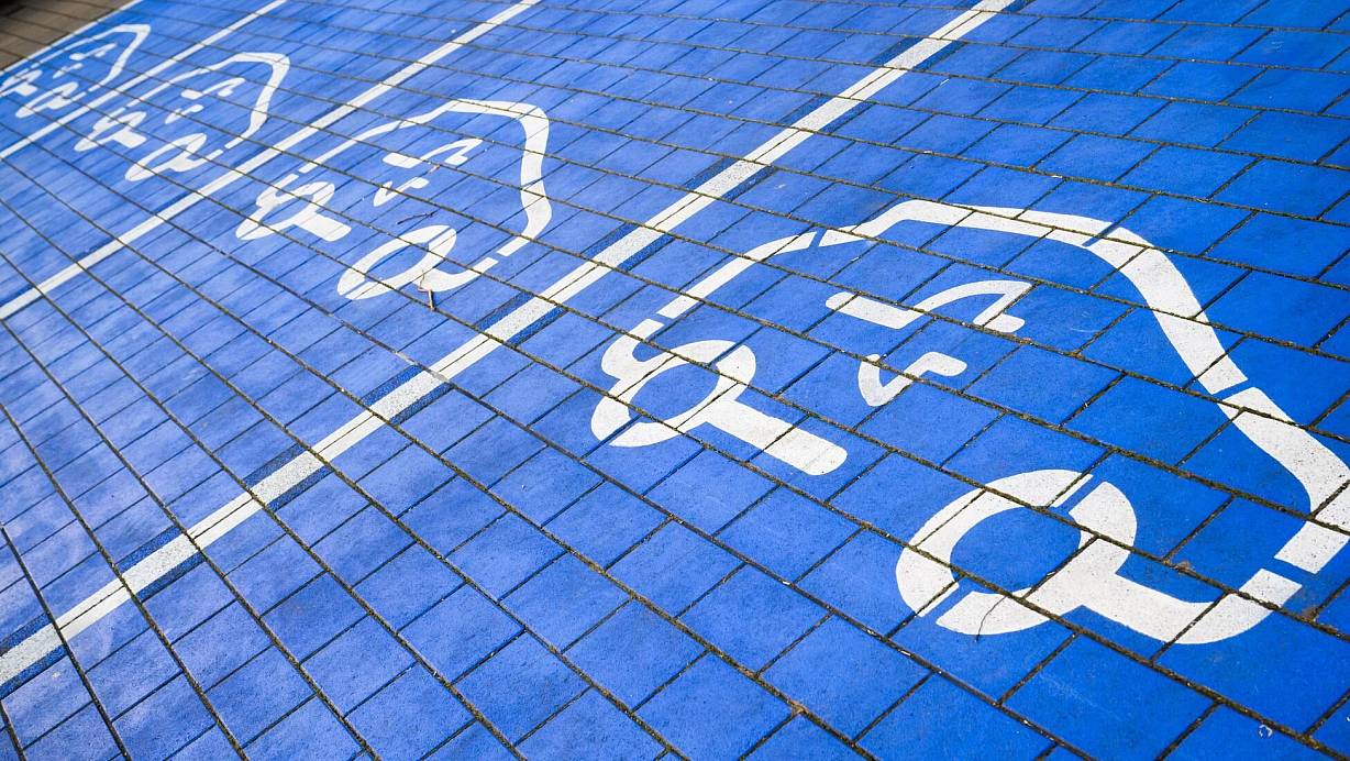 Elektroautos machen weltweit einen immer höheren Anteil der Neuzulassungen aus. (Symbolbild) | © Julian Stratenschulte/dpa