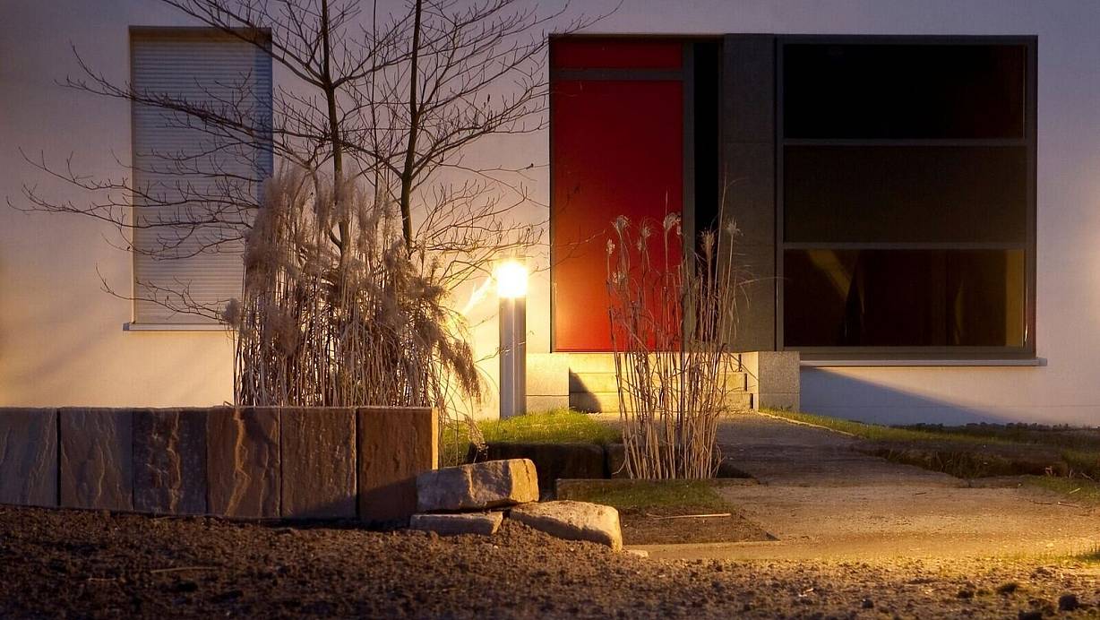 Künstliches Licht am Haus sorgt für Sicherheit, verändert aber den nächtlichen Lebensraum vieler Tiere. | © Kai Remmers/dpa-tmn