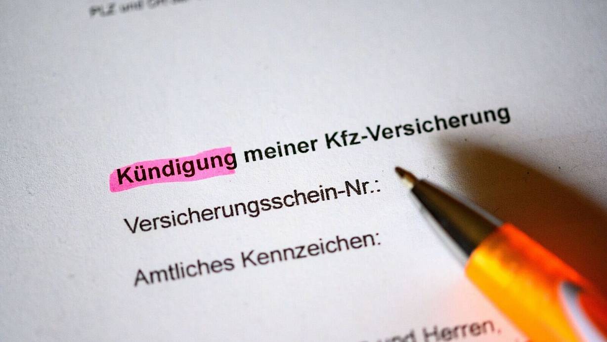 Drum prüfe, wer sich trennen will: Wer bei seinem alten Kfz-Versicherer kündigen will, beachtet zuvor besser ein paar Dinge. | © Jonas Walzberg/dpa/dpa-tmn