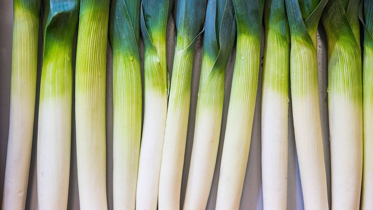 Bei der Frage, wie Lauch wirklich sauber wird, gehen die Meinungen auseinander. | © Robert Günther/dpa-tmn