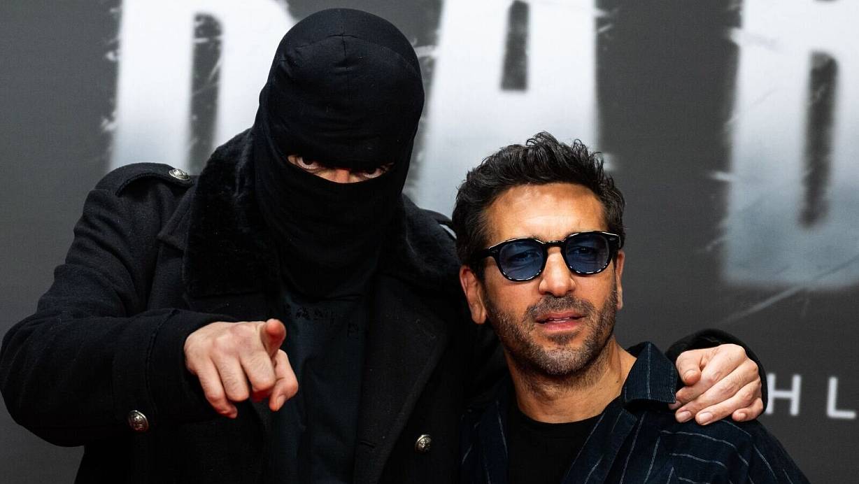 Der Rapper Haftbefehl (links) ist ein Fan großer Posen - hier bei der einer Vorführung zu seiner Dokumentation gemeinsam mit Elyas M\\\\\\\'Barek. (Archivfoto) | © Christophe Gateau/dpa