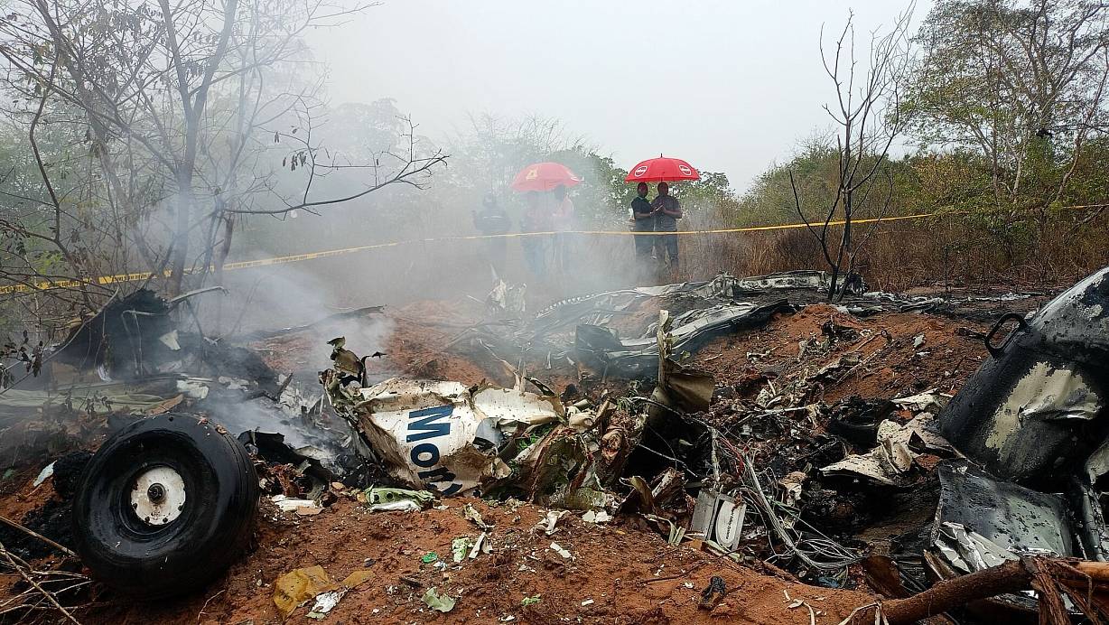 Kenianische Beamte untersuchen die Absturzstelle. | © Uncredited/AP/dpa