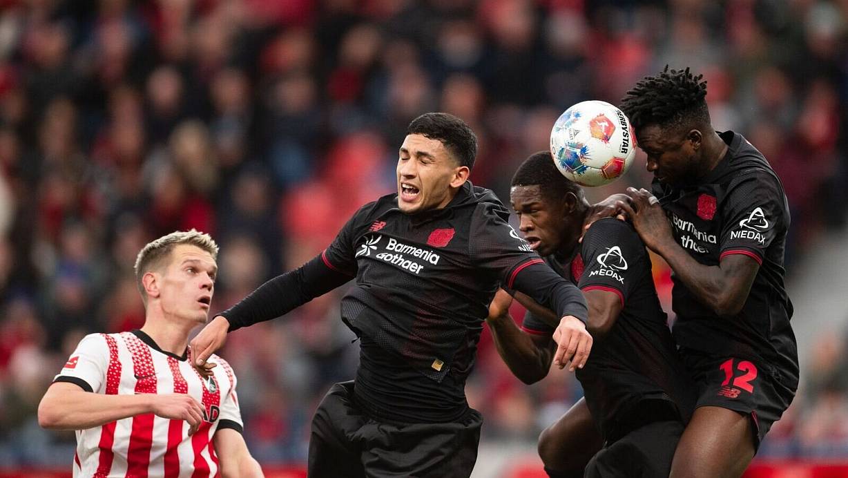 Leverkusen bleibt in der Bundesliga unter Trainer Kasper Hjulmand ungeschlagen. | © Marius Becker/dpa