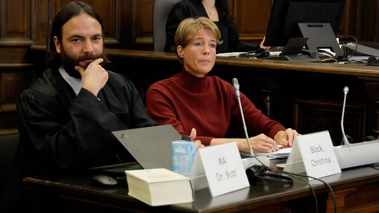 Vor Gericht erklärt Christina Block Einträge in ihr elektronisches Tagebuch, die sie kurz vor der Entführung ihrer Kinder machte. | © Georg Wendt/dpa POOL/dpa