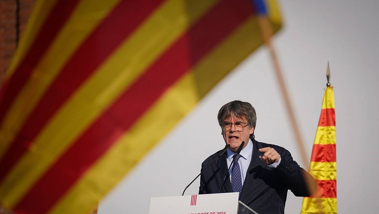 Puigdemont lebt seit Jahren im Exil - er könnte aber Spanien in eine Krise stürzen. (Archivbild) | © Joan Mateu/AP/dpa
