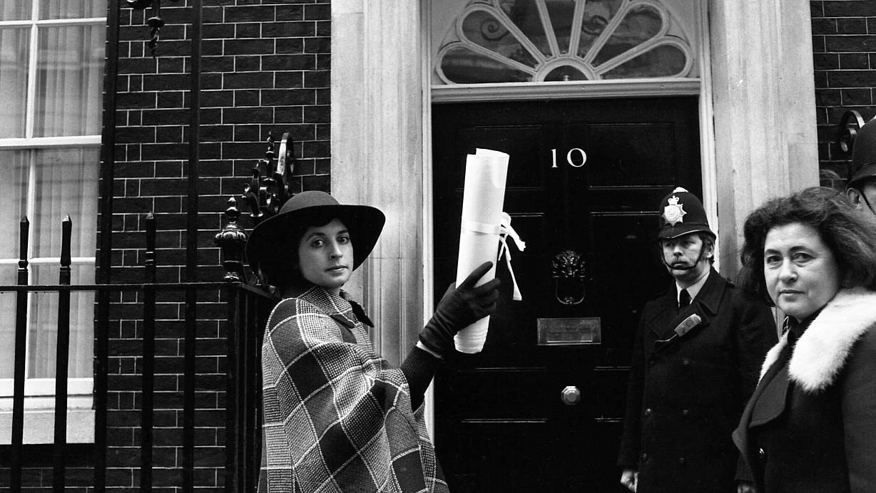 Die Schauspielerin Prunella Scales im Jahr 1975 vor Downing Street 10 in London. (Archivbild) | © Robert Dear/AP/dpa