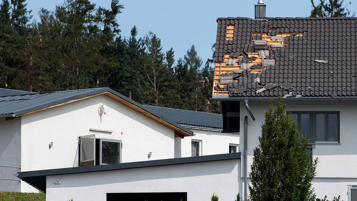 Hat ein Sturm das Dach des Eigenheims beschädigt, kommt die Wohngebäudeversicherung für den Schaden auf. | © Sven Hoppe/dpa/dpa-tmn