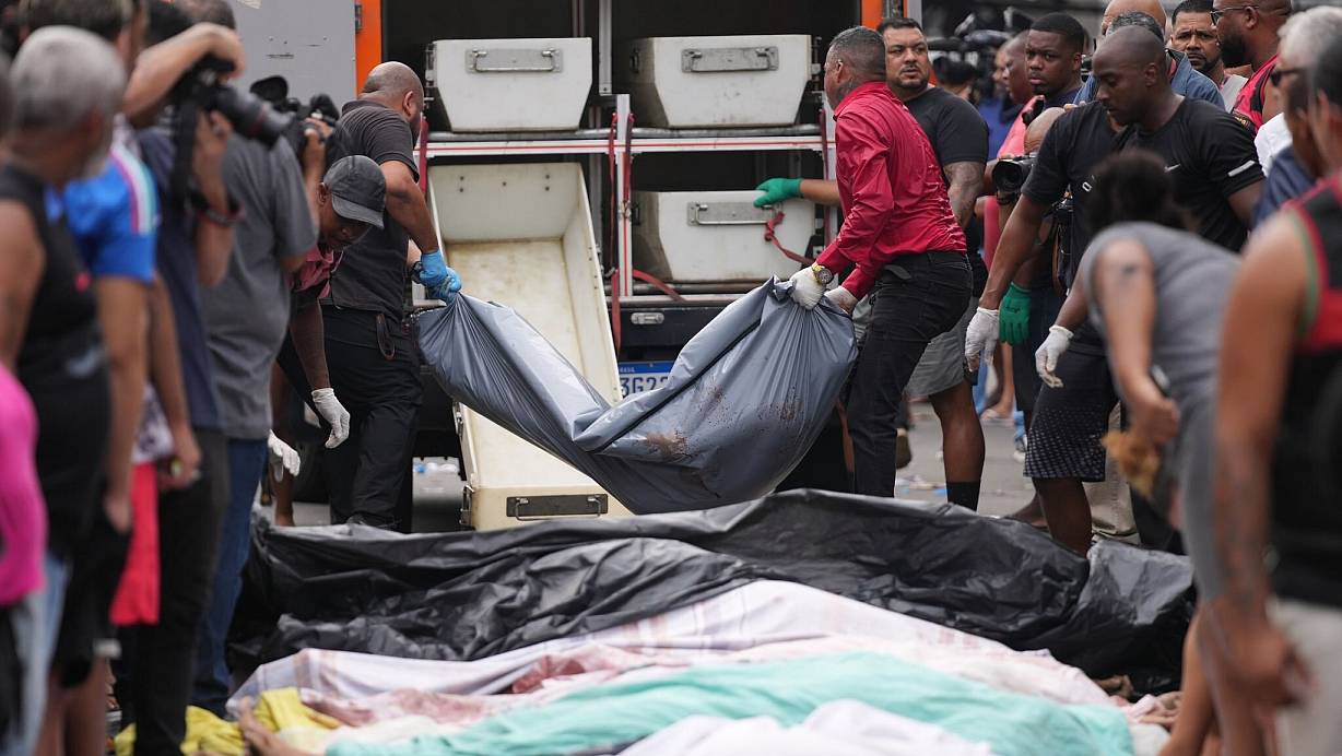 Anwohner reihen Dutzende Leichen auf der Hauptstraße der Favela Penha auf. | © Silvia Izquierdo/AP/dpa
