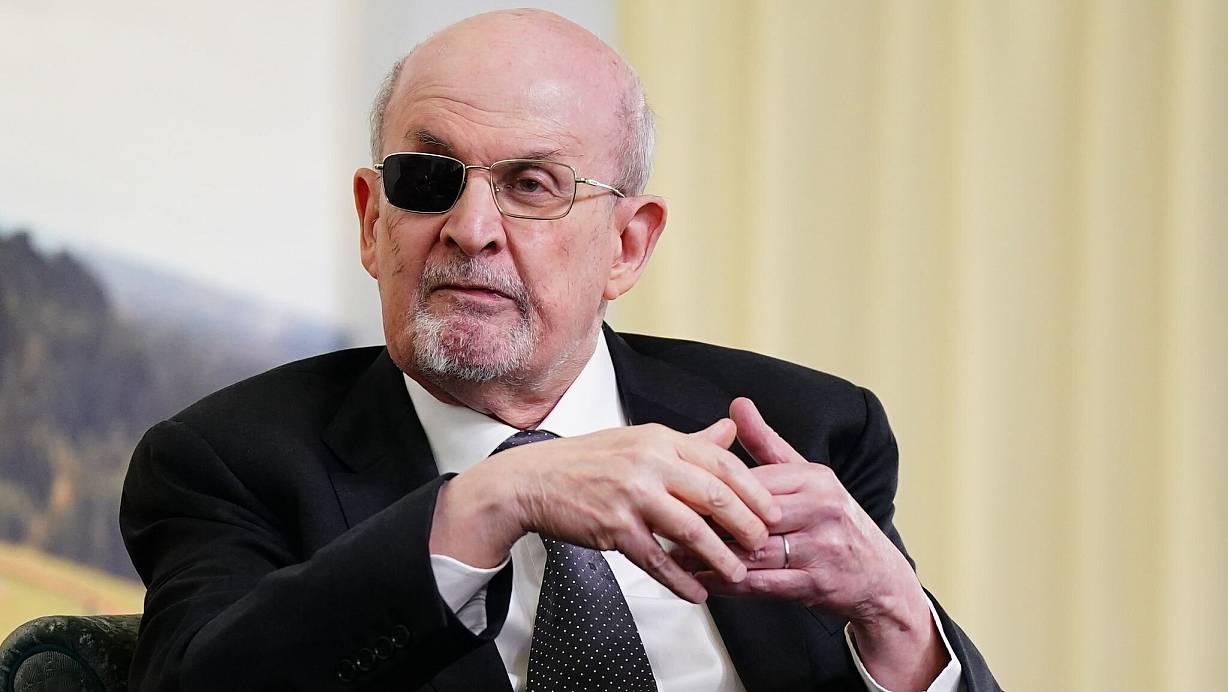 Rushdie sprach mit dem Magazin «Tatler» über das Attentat. (Archivbild) | © Jacob King/PA Wire/dpa