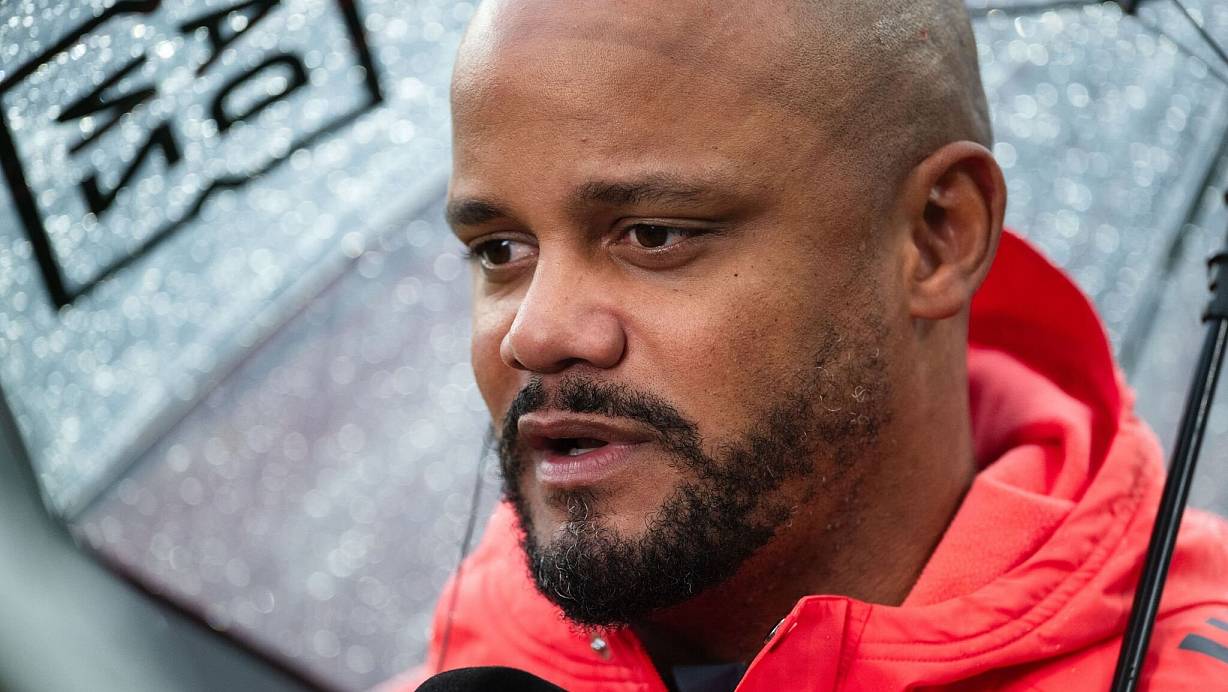 Bayern-Trainer Vincent Kompany hofft auf einen weiteren Münchner Sieg. | © Marius Becker/dpa