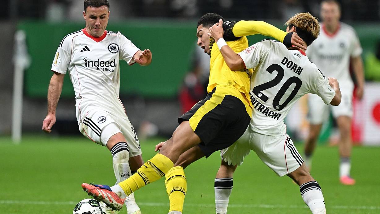 Eintracht Frankfurt und Borussia Dortmund lieferten sich einen packenden Pokal-Kampf. | © Arne Dedert/dpa