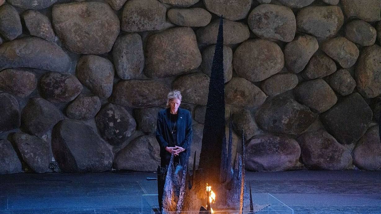 Prien besuchte die Gedenkstätte Yad Vashem. | © Ilia Yefimovich/dpa