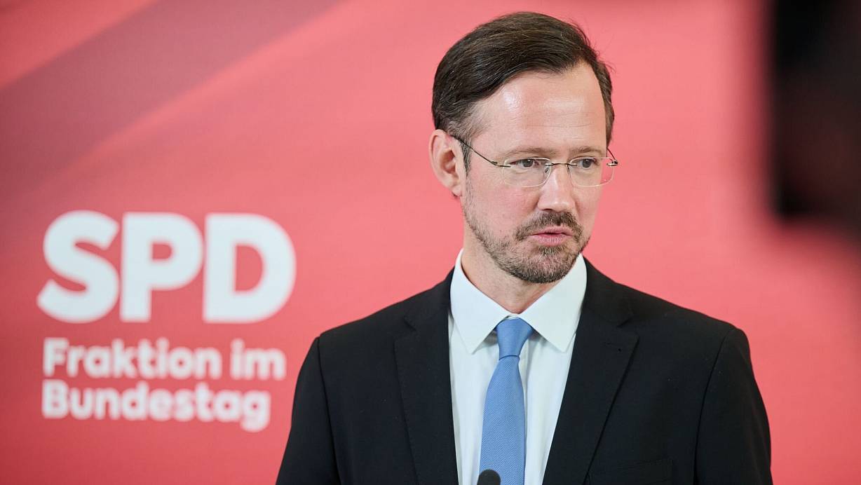 SPD-Fraktionsgeschäftsführer Wiese verweist darauf, dass sich die Koalition auf ein Gesamtrentenpaket verständigt hat. (Archivbild) | © Annette Riedl/dpa