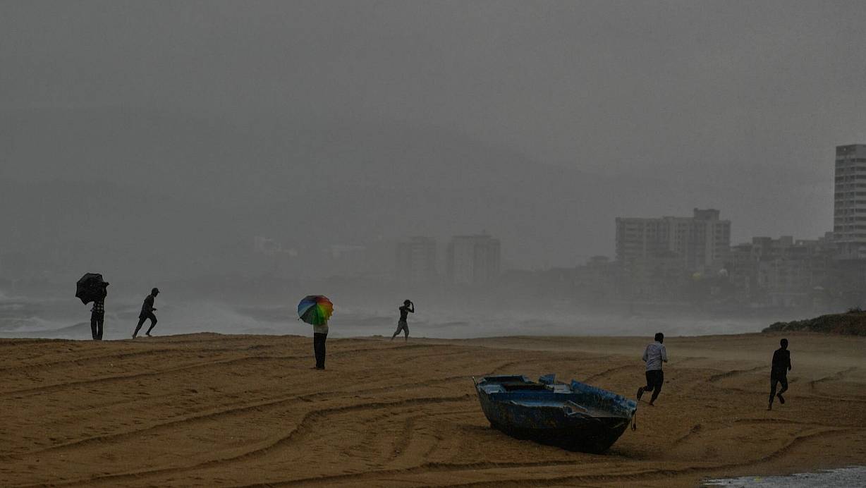 Die Vorläufer eines schweren Zyklons sind schon zu spüren, Zehntausende Menschen bringen sich in Sicherheit. | © Mahesh Kumar A./AP/dpa