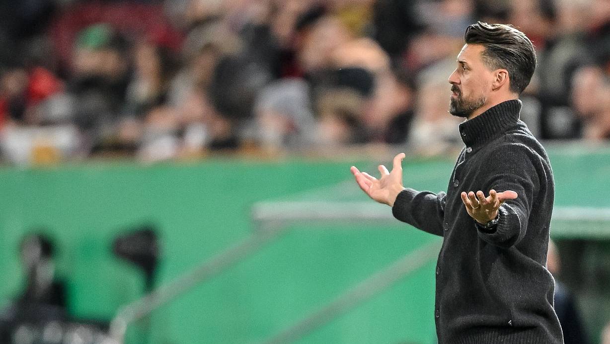 Was nun, Herr Wagner? Augsburgs Trainer steht auch im DFB-Pokal mit leeren Händen da. | © Harry Langer/dpa