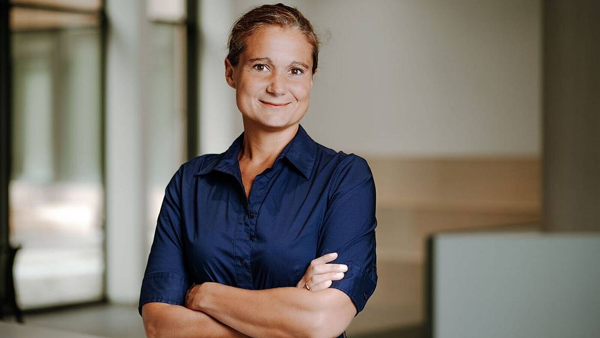 Mit nur 40 Jahren ist Marie Jaroni Chefin der Stahlfirma TKSE. | © Jennifer Chaaer/Thyssenkrupp/dpa