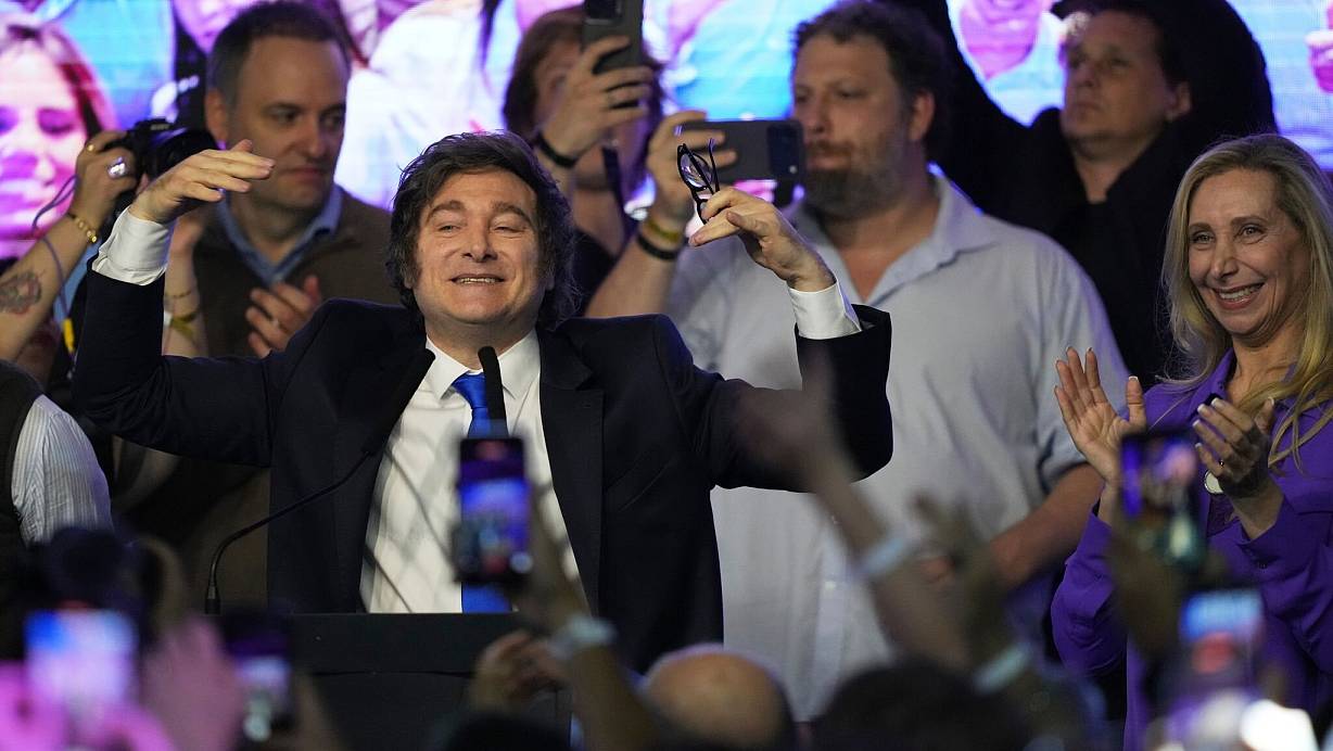 Der Jubel nach dem Sieg: Die Partei von Argentiniens Präsidenten Milei konnte bei der Kongresswahl zahlreiche Mandate hinzugewinnen. | © Rodrigo Abd/AP/dpa