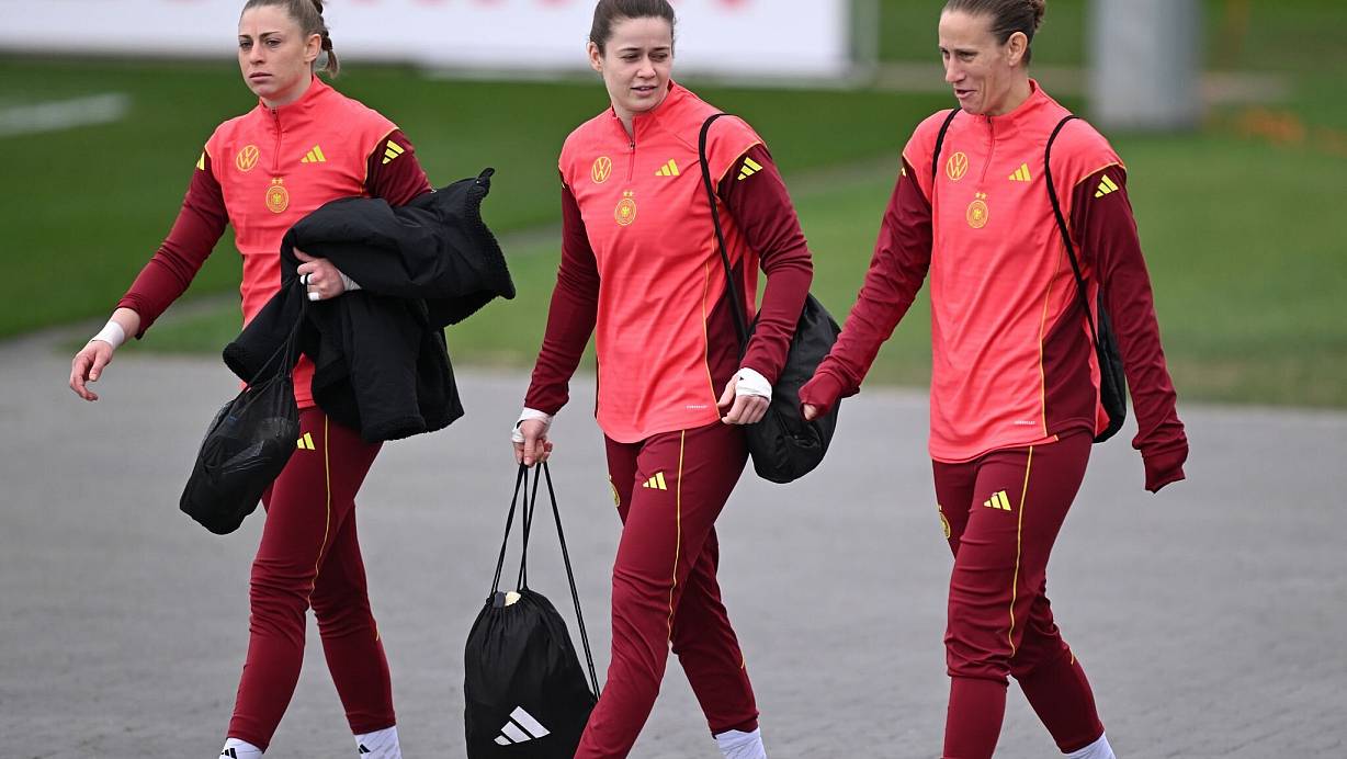 Stina Johannes (M.) vertrat erfolgreich Stammkeeperin Ann-Katrin Berger (r./Archivbild). | © Arne Dedert/dpa