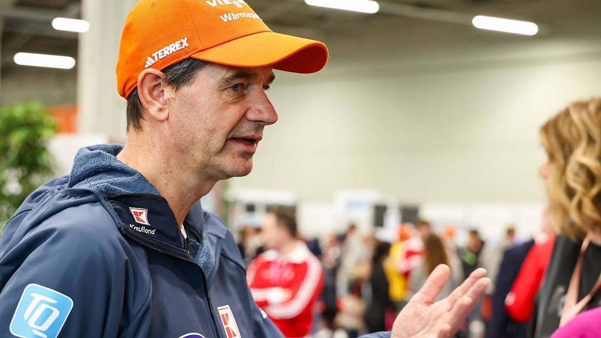 Skisprung-Bundestrainer Stefan Horngacher kritisiert die Aufarbeitung des WM-Anzugskandals. | © Daniel Löb/dpa