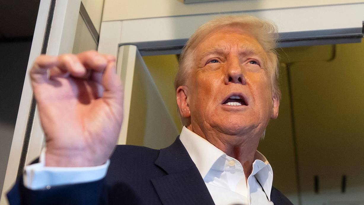 In den vergangenen Monaten hatte es immer wieder Spekulationen über den Gesundheitszustand des US-Präsidenten gegeben. | © Mark Schiefelbein/AP/dpa