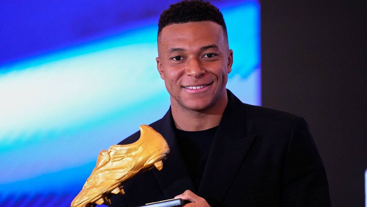 Hält stolz die nächste Trophäe in seinen Händen: Kylian Mbappé | © Manu Fernandez/AP/dpa