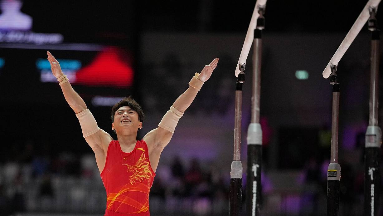 Nachfolger von Lukas Dauser als Barren-Weltmeister: Zou Jingyuan. | © Dita Alangkara/AP/dpa