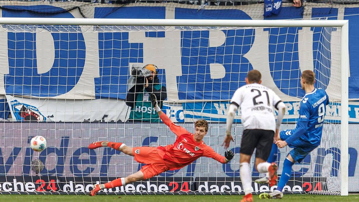 Maximilian Breunig (r, 1. FC Magdeburg) trifft per Elfmeter zum 1:0. | © Andreas Gora/dpa