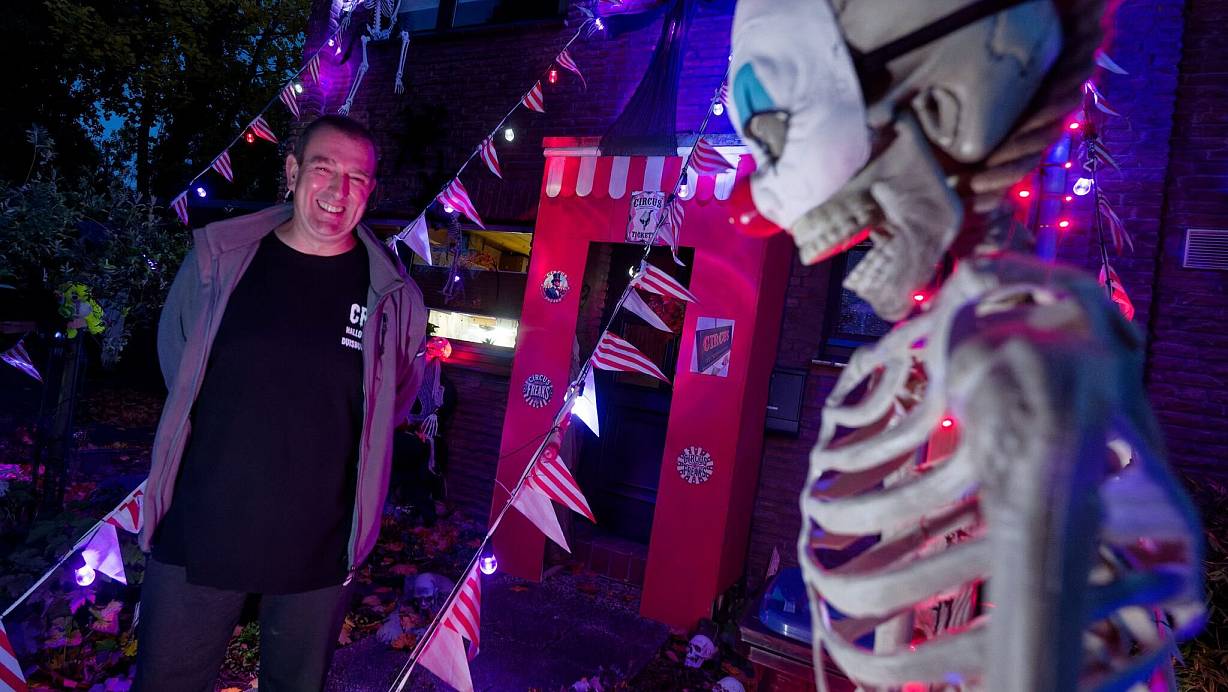 Er hat gut lachen: Dieses Jahr ist das Motto in Sven Wagners Halloween-Haus «Freak Circus». | © Henning Kaiser/dpa