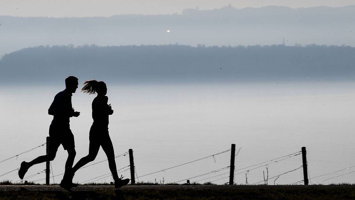 Wenn Frau und Mann zusammen joggen, hat das nicht dieselbe Wirkung. (Illustration) | © Felix Kästle/dpa
