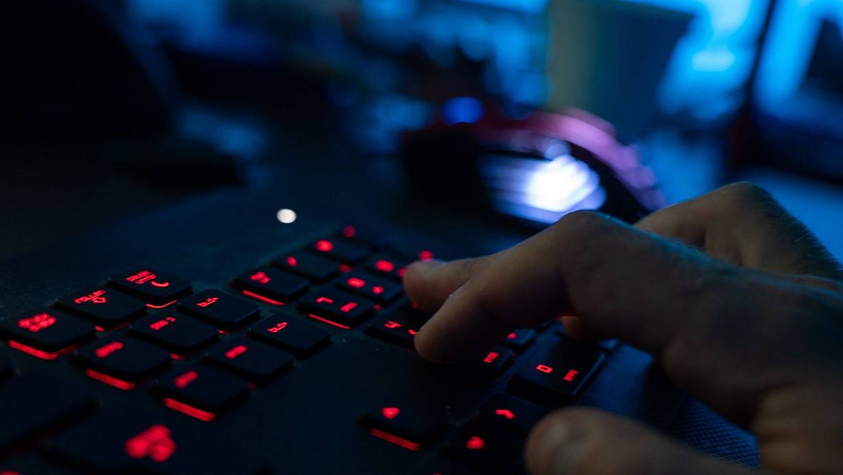 In den Niederlanden steht ein junger Mann vor Gericht, der im Internet Jugendliche zu Gewalttaten bis hin zu Mord und Suizid gezwungen haben soll. (Symbolbild) | © Nicolas Armer/dpa/dpa-tmn