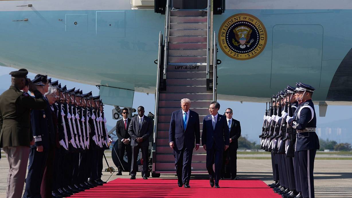 Trump ist in Südkorea angekommen. Morgen trifft er sich mit Xi. | © Mark Schiefelbein/AP/dpa