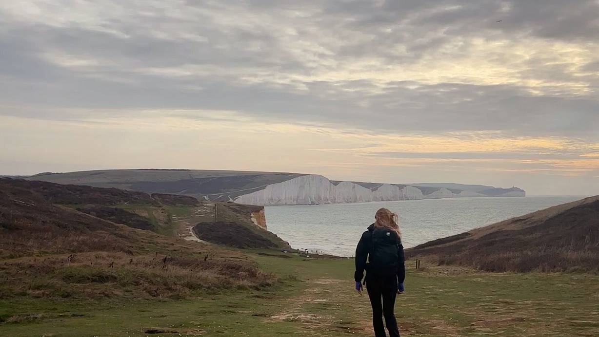 Die «Seven Sisters» im Blick: 21 Kilometer zählt die Wanderung von Seaford nach Eastbourne - es geht immer entlang der Steilküste. | © Nathalie Helene Rippich/dpa-tmn