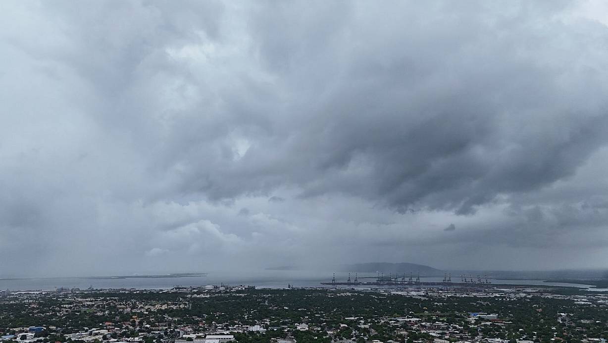 Wolken bedecken Kingston vor der vorhergesagten Ankunft des Hurrikans «Melissa». Reisende sollten unbedingt über die Lage informiert bleiben und mögliche Evakuierungsanordnungen und andere Hinweise der Behörden befolgen. | © Matias Delacroix/AP/dpa-tmn