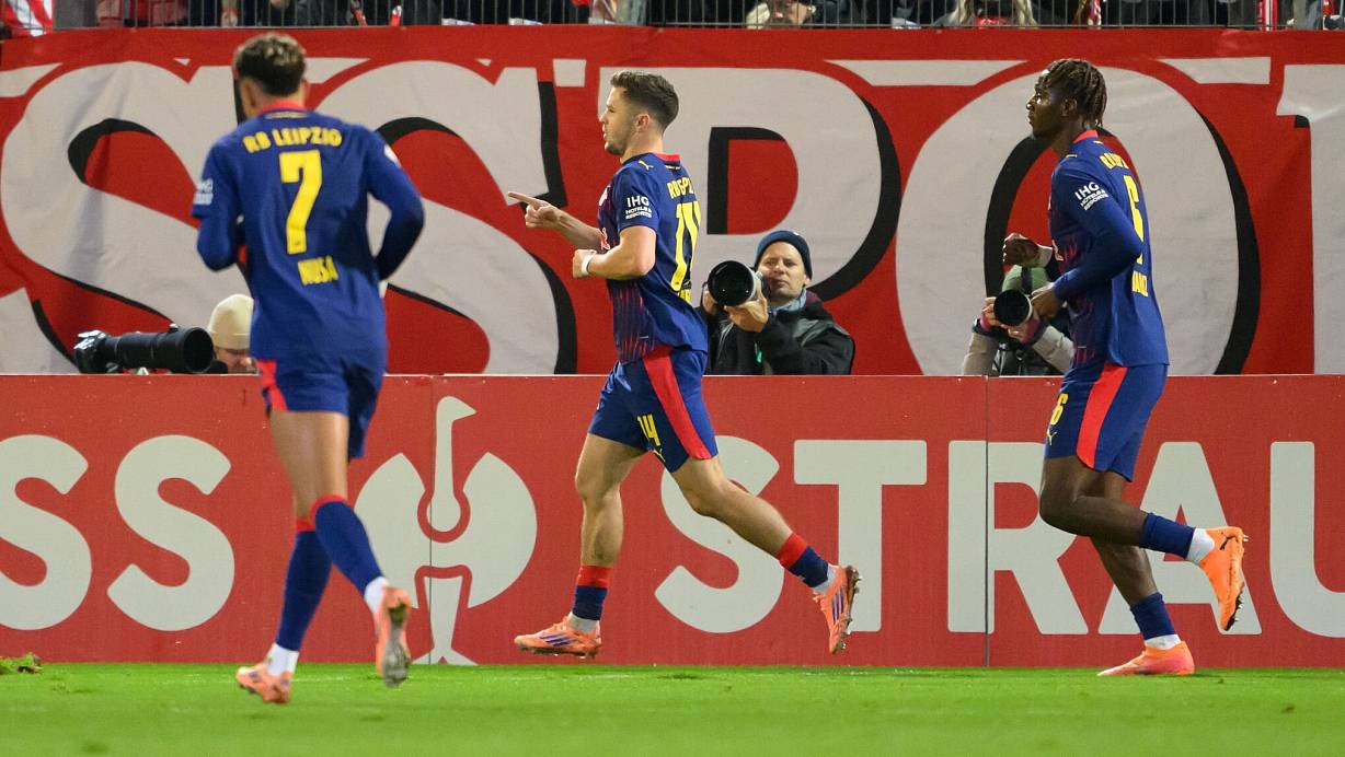 Christoph Baumgartner (RB Leipzig, M) jubelt nach seinem Tor zum 0:2. | © Robert Michael/dpa