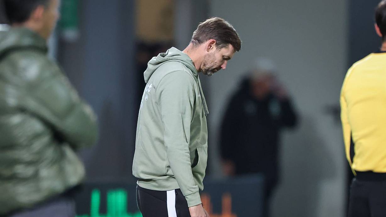 Der Druck auf Fürths Trainer Thomas Kleine wächst. | © Daniel Karmann/dpa