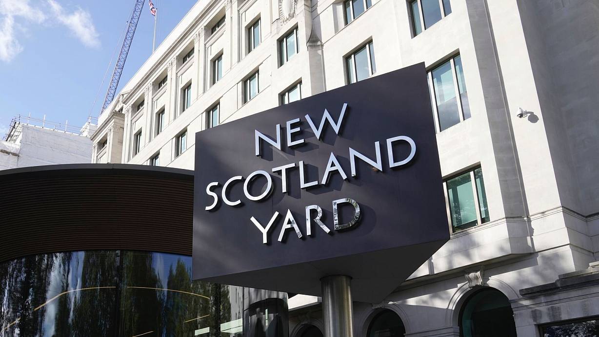 Die Londoner Polizei hat einen versehentlich entlassenen Sexualstraftäter gefasst. (Symbolfoto) | © Kin Cheung/AP/dpa