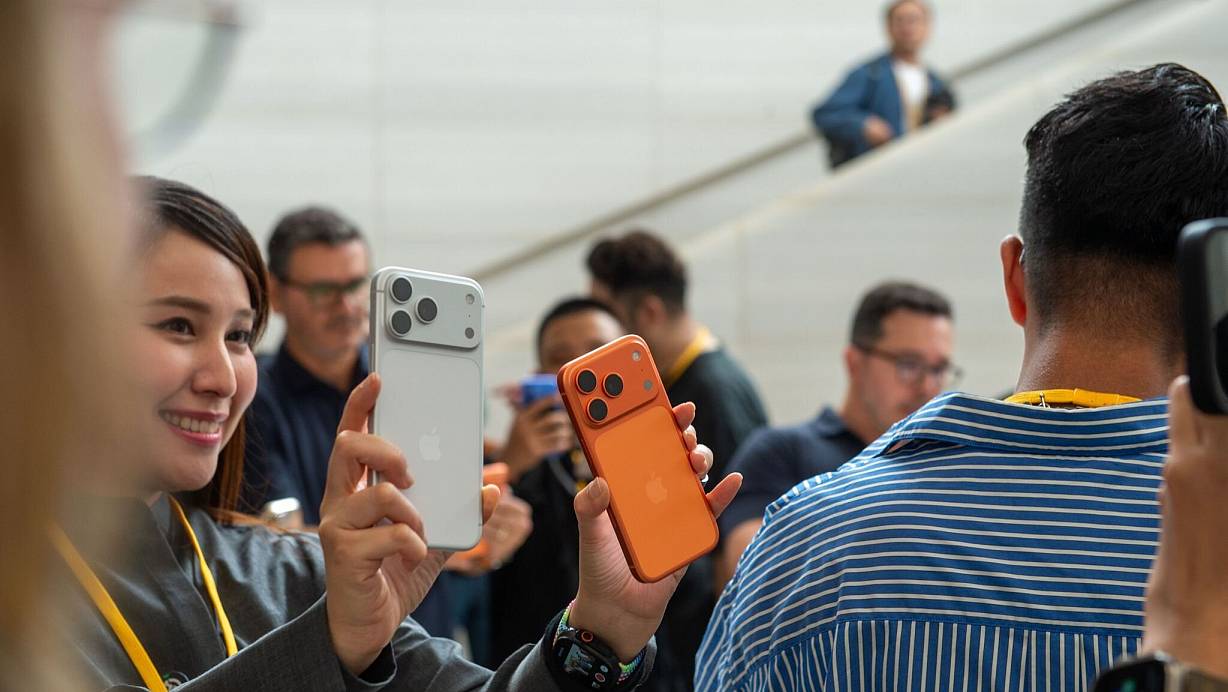 Das iPhone Pro gibt es in diesem Jahr erstmals in der Farbe Orange. | © Andrej Sokolow/dpa