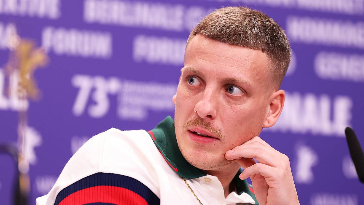 Felix Lobrecht, Comedian und Podcaster äußert sich gegenüber seinem kollegen Tommi Schmitt zu seinen Erlebnissen in Bad Oeynhausen. | © dpa