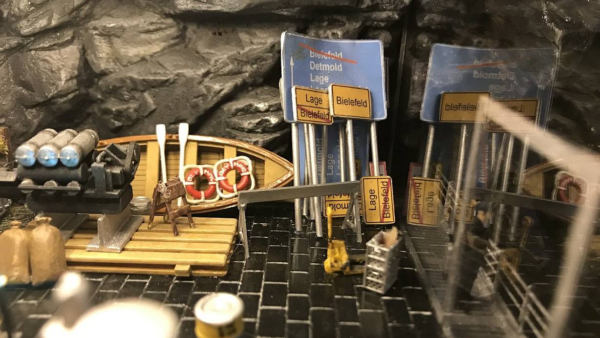 Wer genau hinschaut, sieht es: Die Bielefeld-Verschwörung findet sich auch im "Bunker der Verschwörung" im Miniatur Wunderland in Hamburgs Speicherstadt. | © Miniatur Wunderland