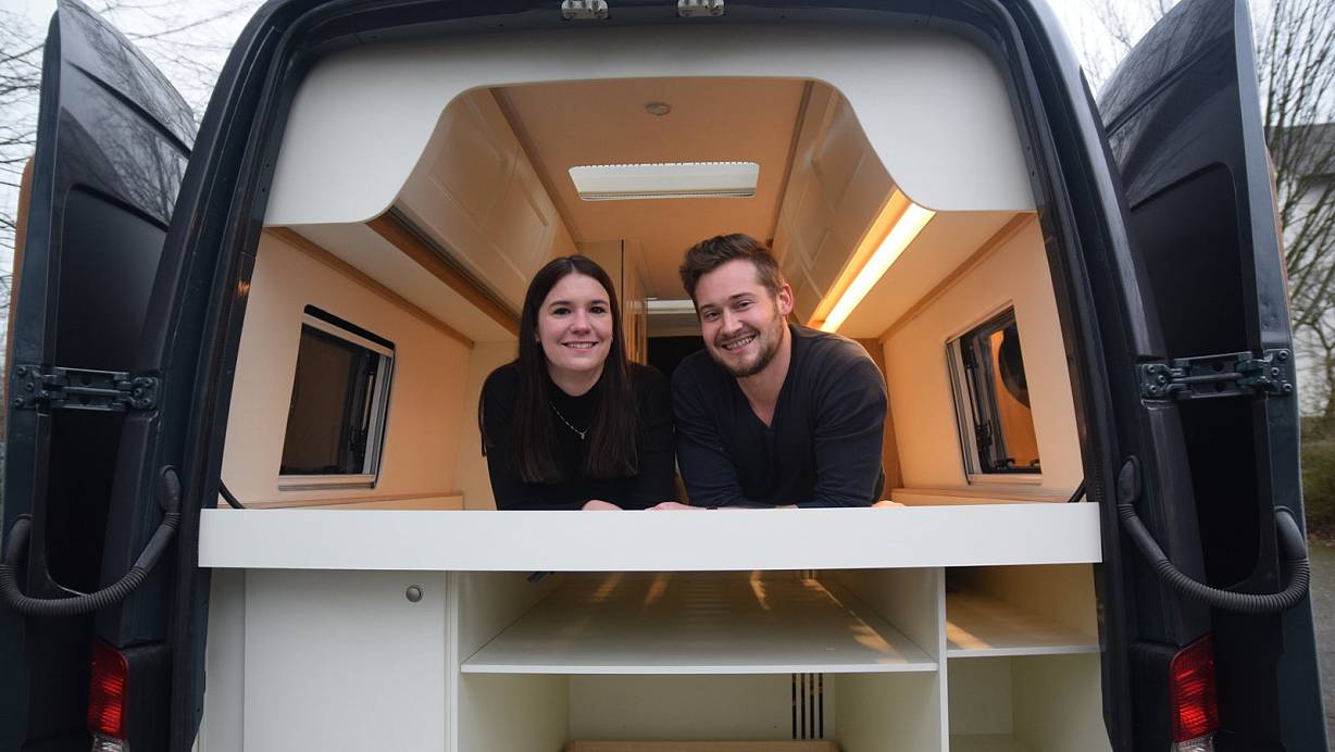 Lisa Winkler und Lucas Ottehenning erfüllen sich mit dem eigenen Camper einen Traum. | © Mareike Patock