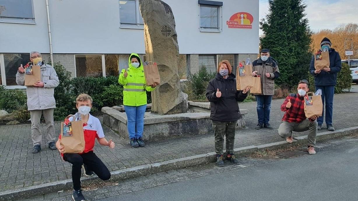 Die Elsener Tüten erreichten rund 300 Sportler. Auch sie waren gefüllt mit Hilfsmitteln zur Bewegungsförderung.  | © TuRa Elsen