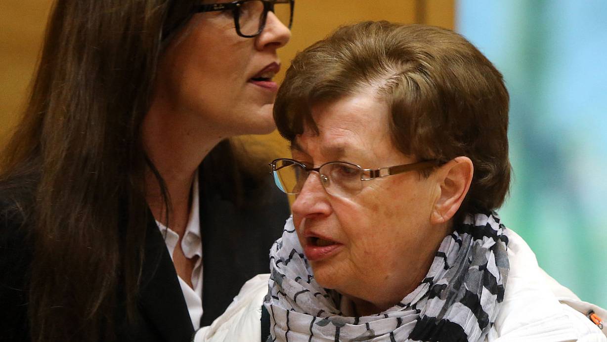 Nebenklägerin: Renate G. im Landgericht. Im Hintergrund ihre Anwältin Christiane Brunn. | © Wolfgang Rudolf