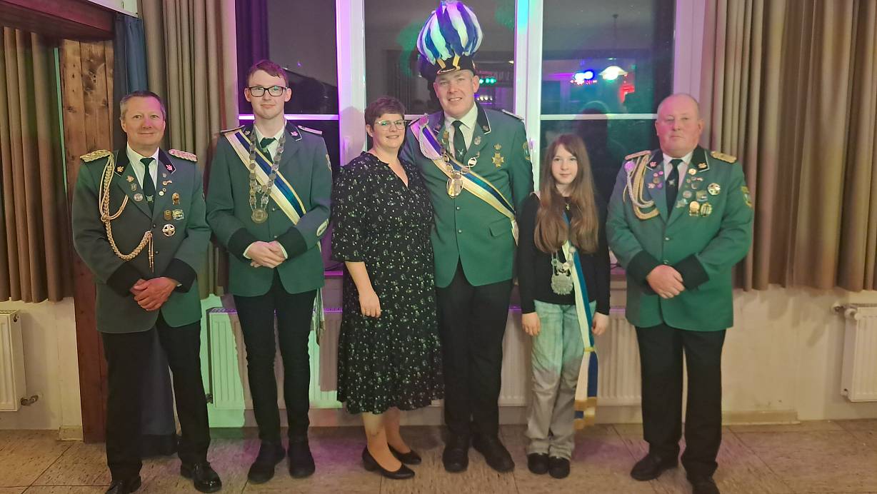 Brudermeister Joachim Dürdoth (v. l.), Jugendprinz Dominik Fischer, das neue Muddenhagener Königspaar Stefanie und Tobias Krull, Schülerprinzessin Josefine Faulhaber und Adjutant Klaus Stickeln. | © Schützen Muddenhagen