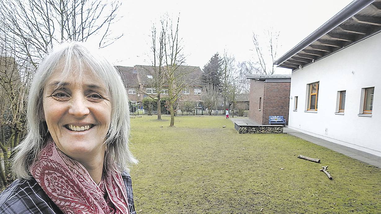 Kita-Leiterin: Elfriede Diestmann vor der hinteren Fläche des Kita-Gebäudes "Hohus-Pokus", wo nach derzeitigen Planungen der ebenerdige Anbau (14 Plätze) entstehen soll. | © Foto: Guitano Darhoven