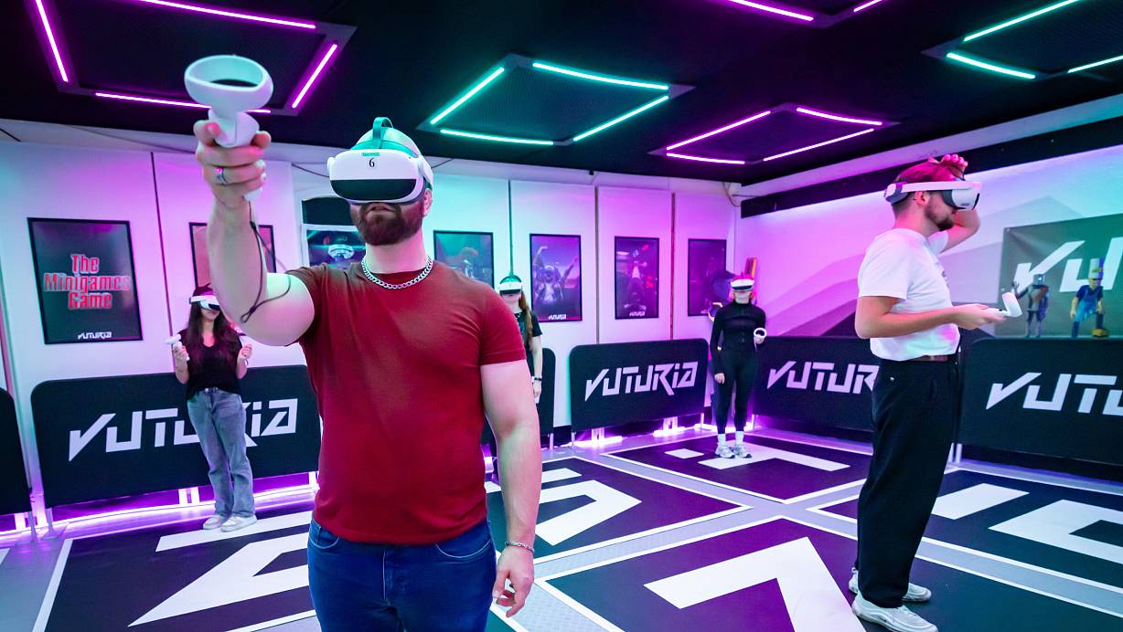 Zielen, feuern, greifen, zeichnen oder teleportieren: Die Controller dienen Jan (vorne links), Philipp (r.), Sena (hinten links), Anna und Maja je nach Spiel zu unterschiedlichen Zwecken. | © Sarah Jonek