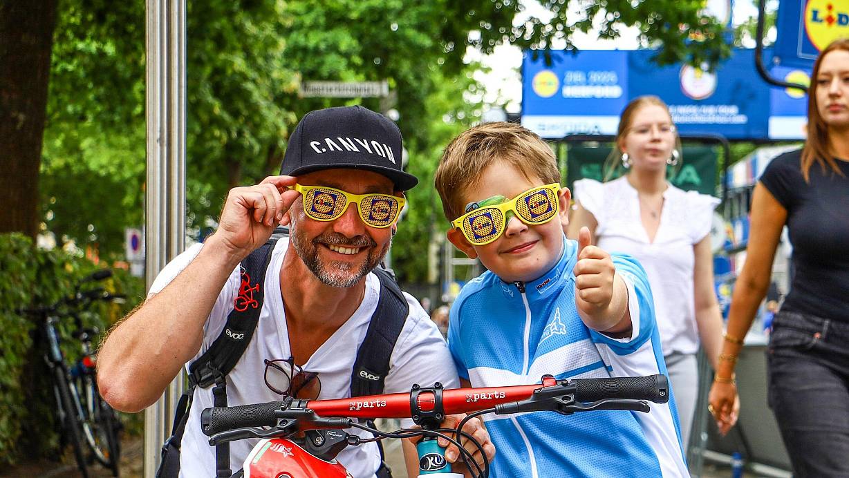 Hugo (8) fährt beim Kinderrennen mit und freut sich schon riesig. Er ist mit seinm Papa Sebastian aus Lübbecke angereist. | © David Salmon