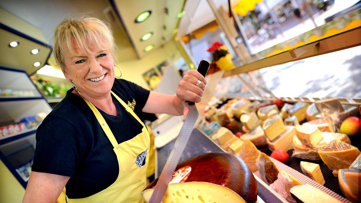 In ihrem Element: Andrea Heese macht der Verkauf von Käse auf dem Gütersloher Wochenmarkt Spaß - man sieht's. | © Andreas Fruecht