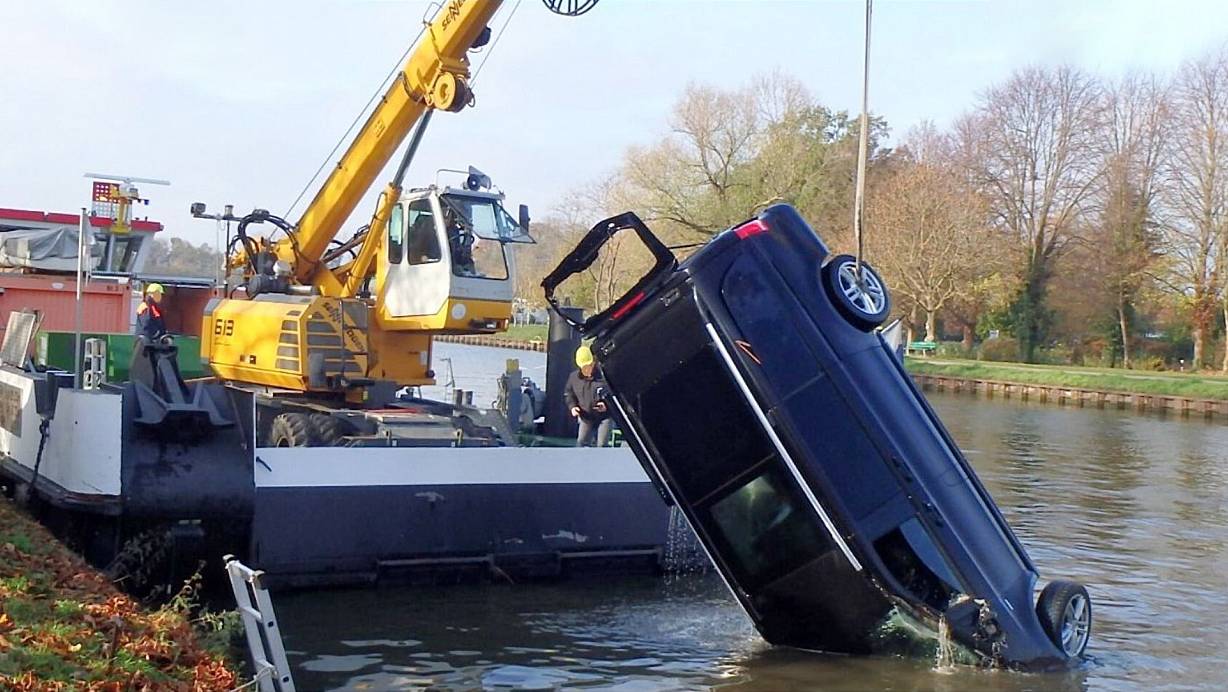 Die Wasserschutzpolizei hatte den gestohlenen Van entdeckt. Sie beauftragten das Wasser- und Schifffahrtsamt mit der Bergung des Fahrzeugs. | © Polizei